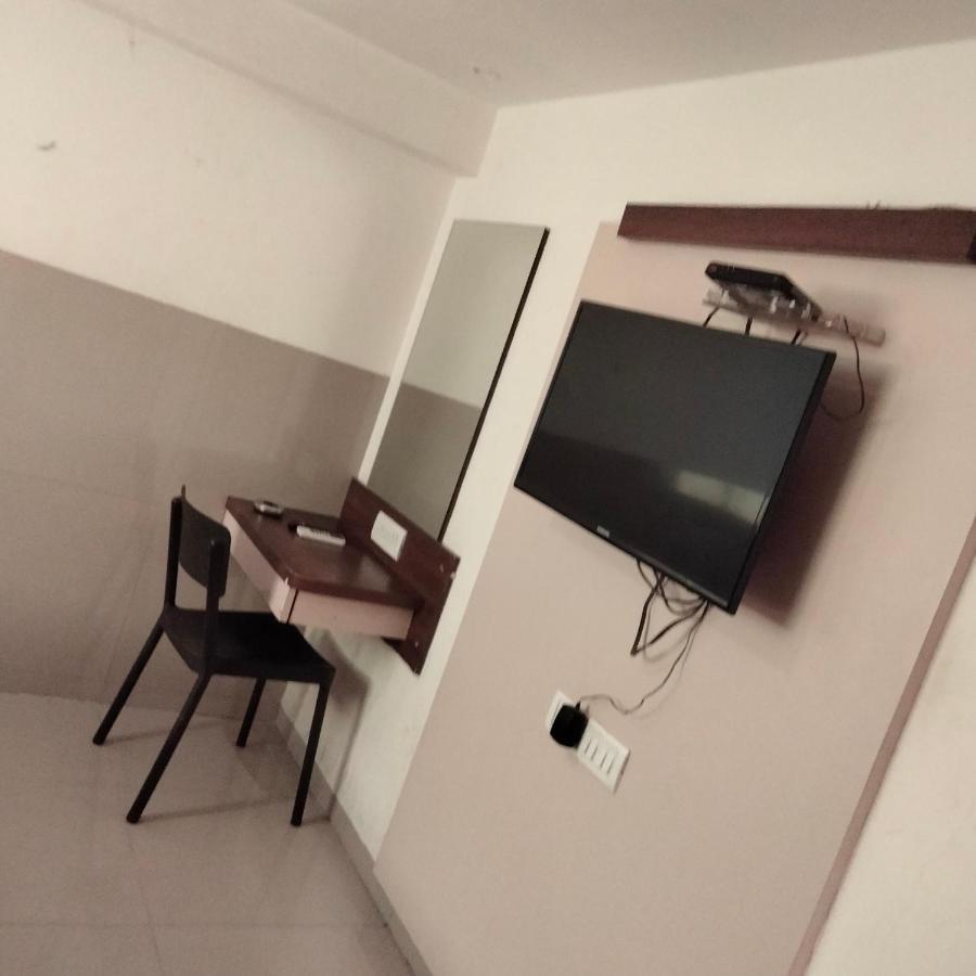 Hotel Everest Lodging Navi Mumbai Extérieur photo