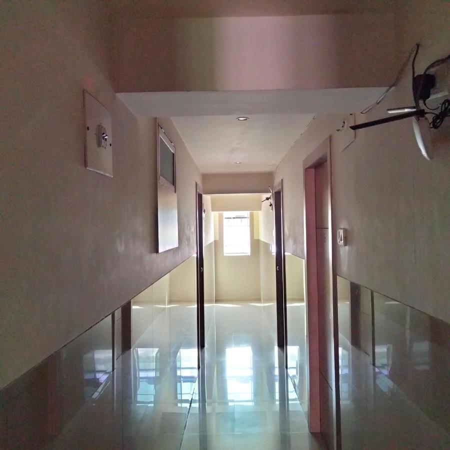 Hotel Everest Lodging Navi Mumbai Extérieur photo