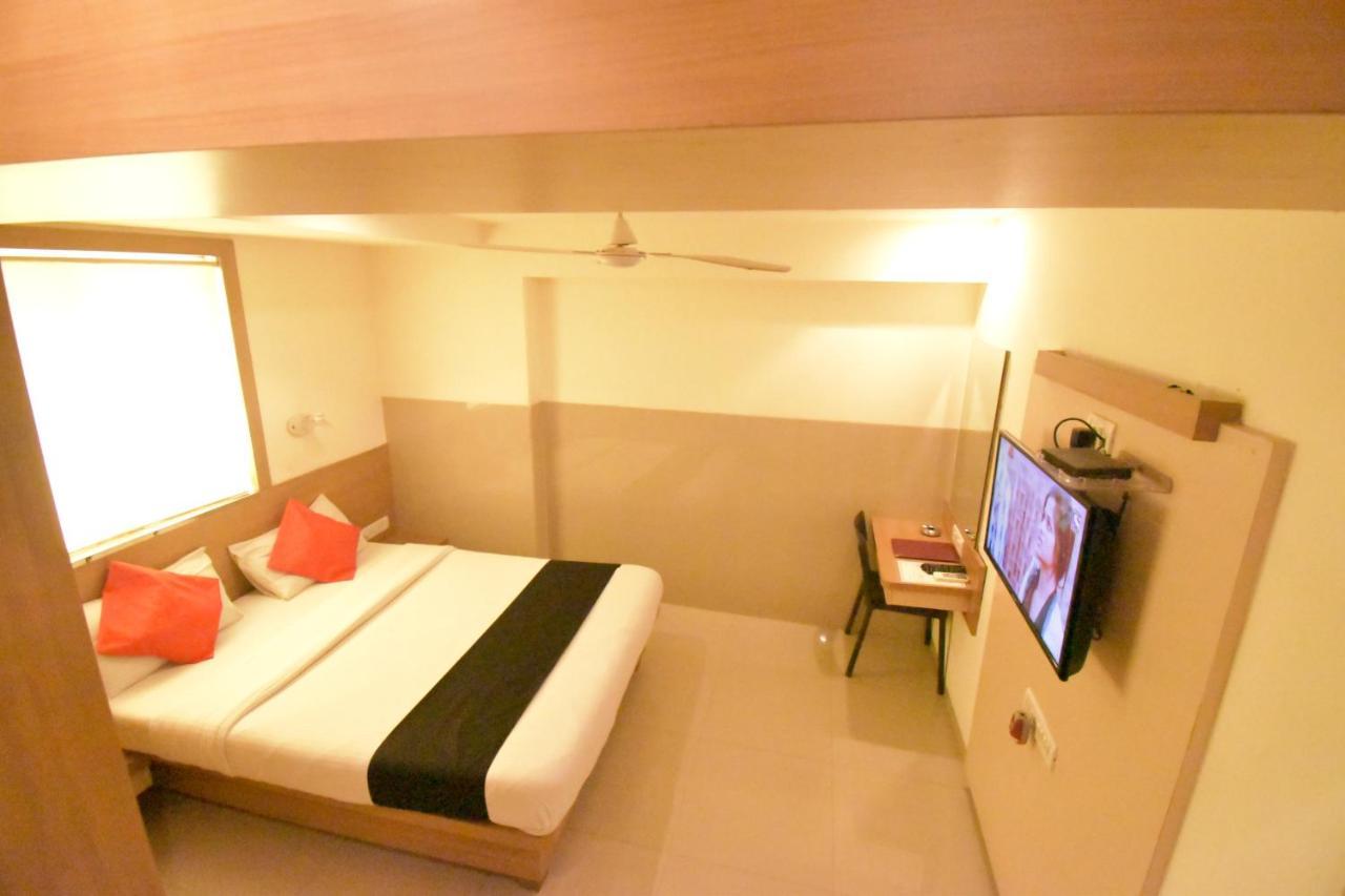 Hotel Everest Lodging Navi Mumbai Extérieur photo